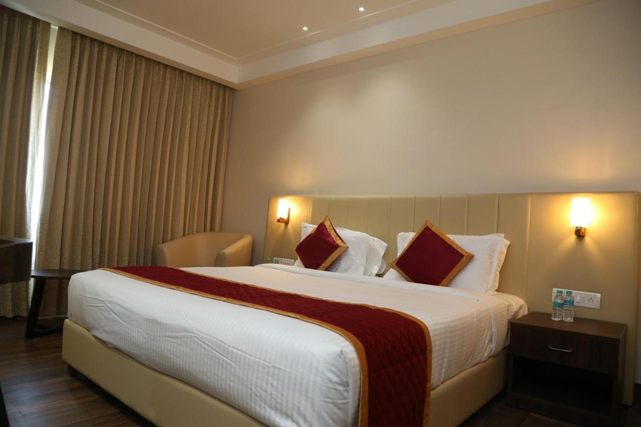 Hotel Skanda Palace Thiruttani Dış mekan fotoğraf