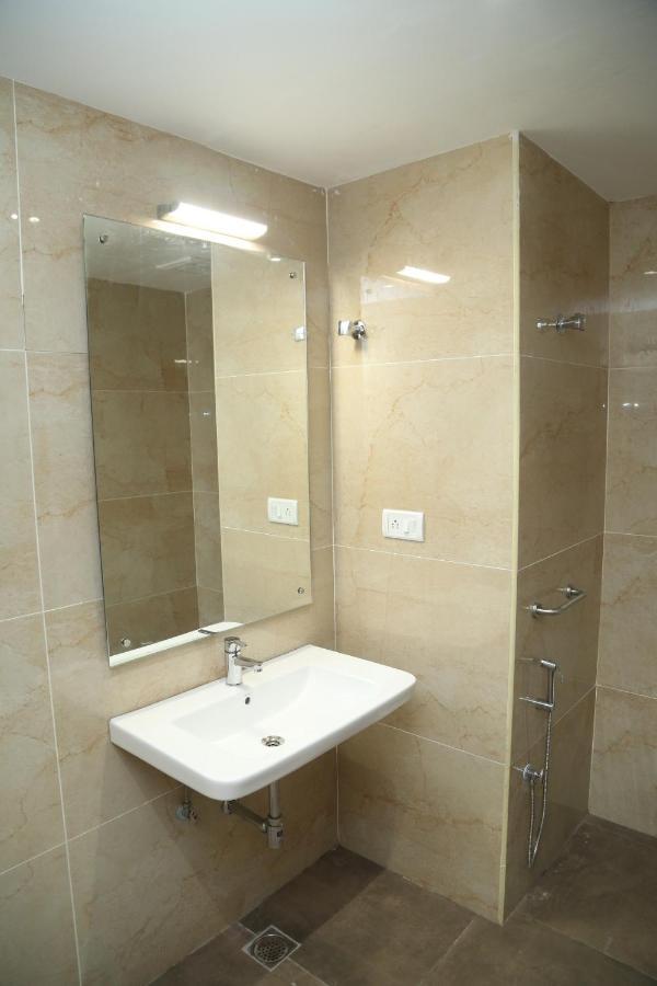 Hotel Skanda Palace Thiruttani Dış mekan fotoğraf